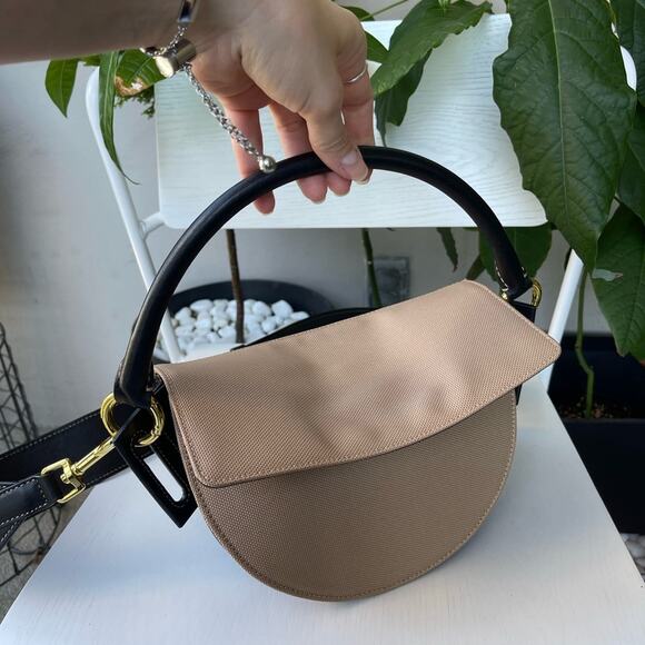 ☘️ YUZEFI CURVED STRUCTURED DORIS BAG IN BEIGE - Picture 3 of 17